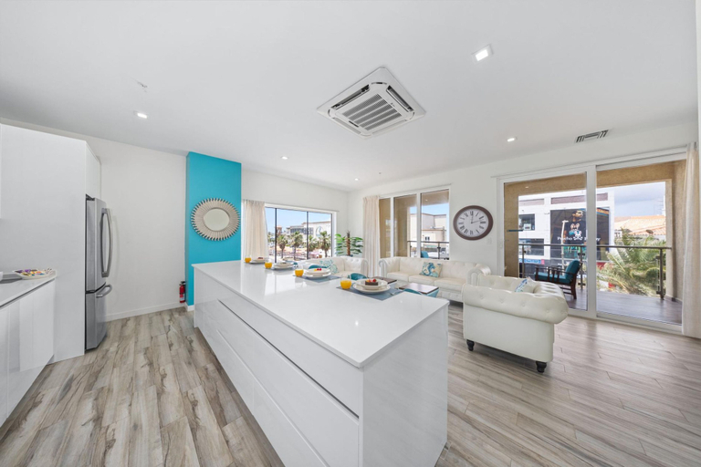 Room 3, The Cove 106 in Palm Beach Aruba - Prime Location - Free Parking