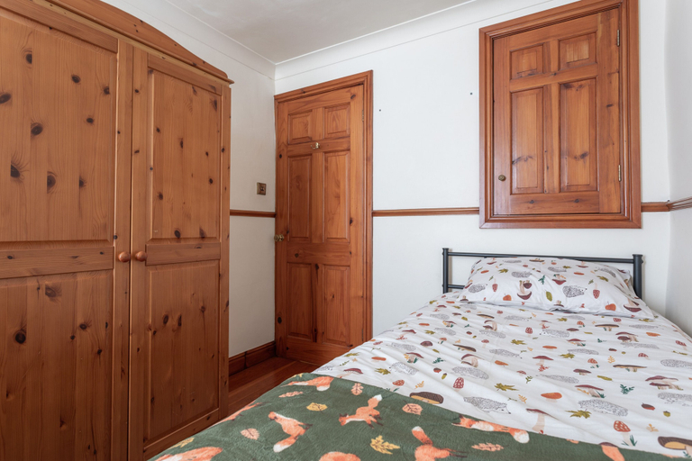 Room 2, Haworth Village House - Sleeps 6 Parking & Pets!, Bradford