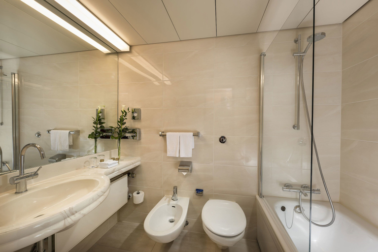 Bathroom 5, Maritim Airport Hotel Hannover, Region Hannover