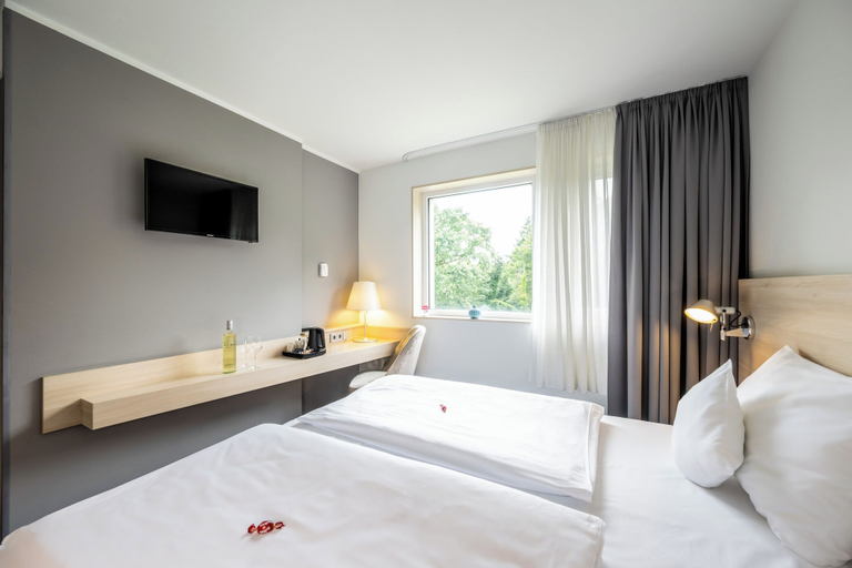 Bedroom 4, Serways Hotel Weiskirchen Nord, Offenbach