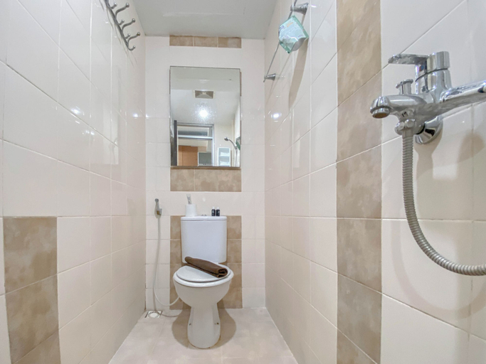 Bathroom 4, The Chic 2Br Apartment At The Edge Bandung, Cimahi