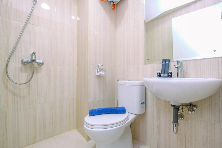 Bathroom 5, Comfy Studio at Sentul Tower Apartment By Travelio, Bogor