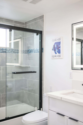 Bathroom 4, Not Affected by the Fire/modern Spacious Home With Parking & Fully Equipped Kitchen #3, Los Angeles