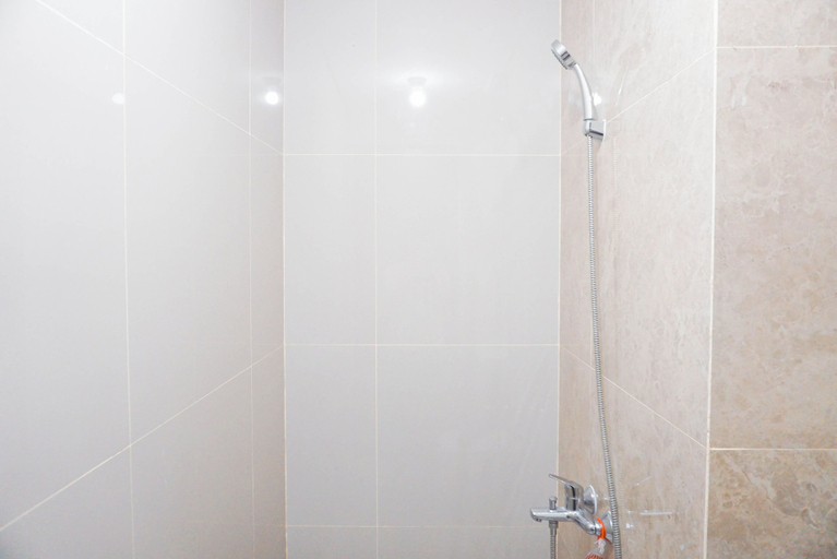 Bathroom 3, Stunning And Well Designed 2Br At Transpark Cibubur Apartment, Depok