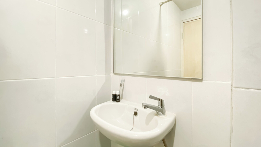 Bathroom 3, Comfortable 2Br At 6Th Floor Apartment Tokyo Riverside Pik 2, Tangerang