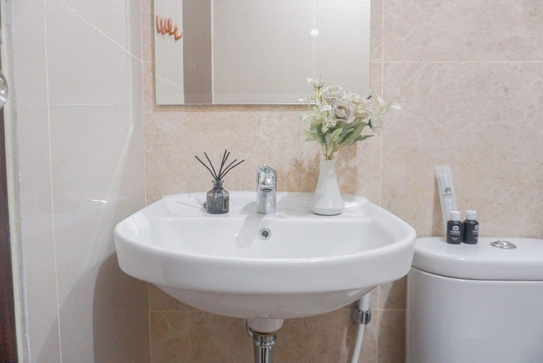 Bathroom 3, Comfy And Homey 2Br Transpark Cibubur Apartment, Depok