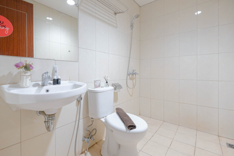 Bathroom 5, Spacious 2BR Apartment at Vittoria Residence By Travelio, West Jakarta