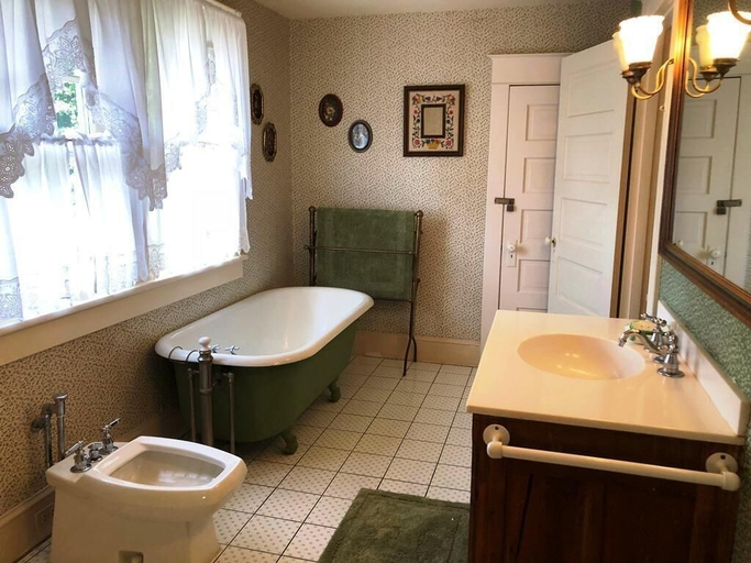 Bathroom, Pennsylvania Avenue 33, Sussex