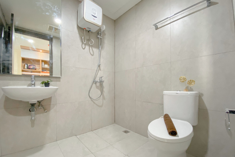 Bathroom 5, Convenient And Tidy Studio At Pollux Chadstone Apartment, Cikarang