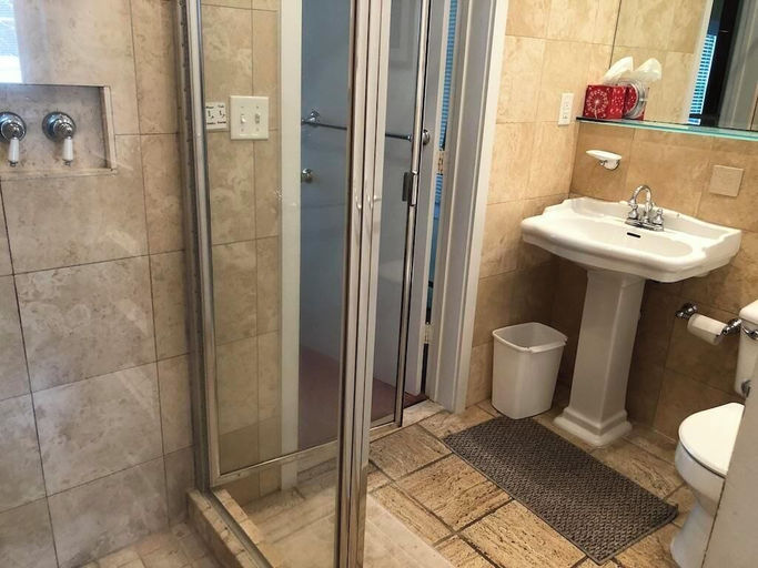 Bathroom 3, Lake Avenue 21, Sussex