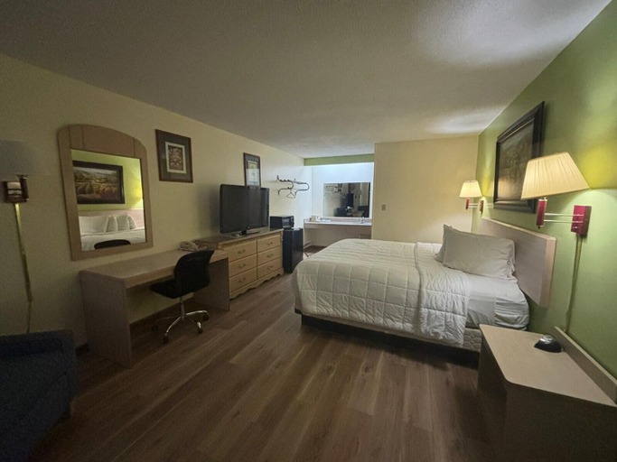 Bedroom 2, Economy Inn & Suites, Saline