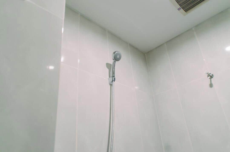 Bathroom 3, Fancy And Nice Studio At Serpong Garden Apartment, Tangerang