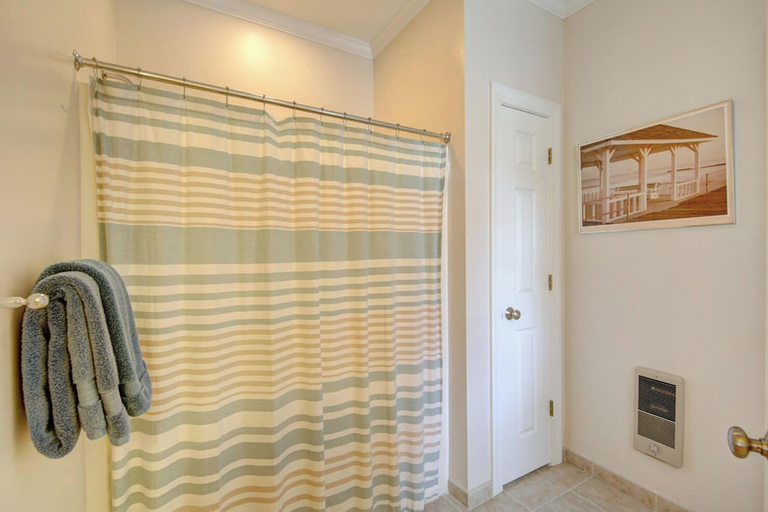 Bathroom 3, Robinsons Drive 38223, Sussex