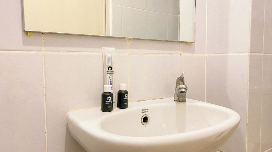 Bathroom 3, Cozy And Well Designed Studio Tokyo Riverside Pik 2 Apartment, Tangerang