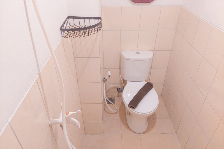 Bathroom 3, Relaxing And Homey Studio At Urbantown Serpong Apartment, Tangerang Selatan