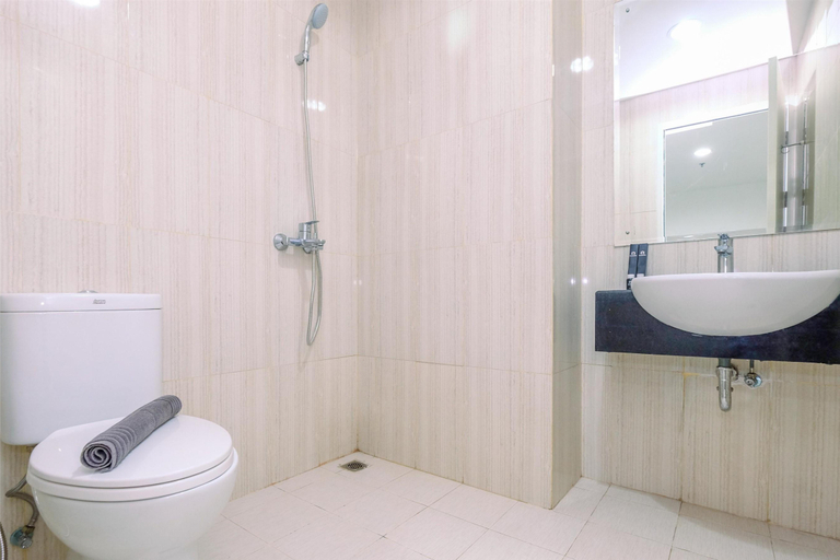 Bathroom 5, Homey 2BR Sentul Tower Apartment near SICC By Travelio, Bogor