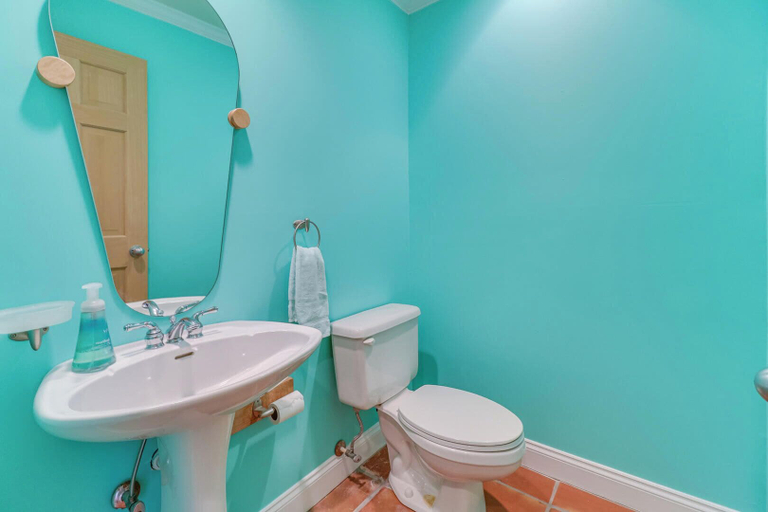 Bathroom 3, NEW Orleans Street 9, Sussex