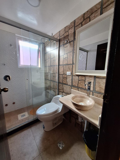 Others 2, Hotel Salty House, Antonio Quijarro