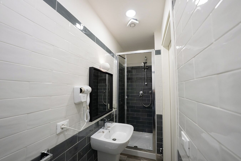 Bathroom 5, GREROS H. PORTO NAPOLI CENTRO by ClaPa Group Dislocated Hospitality, Napoli