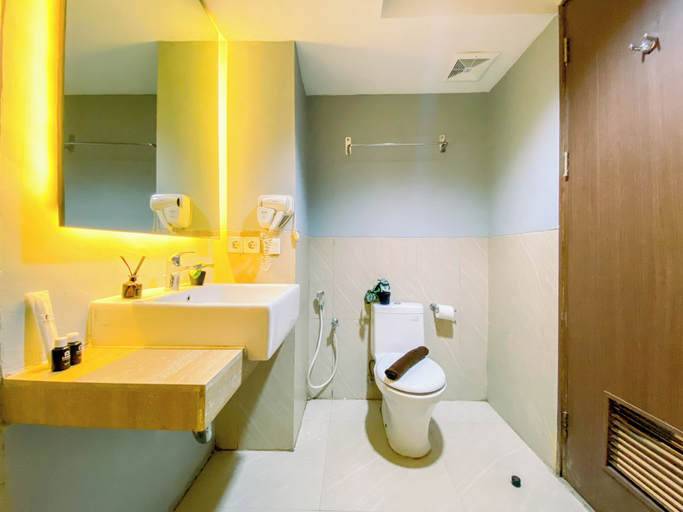 Bathroom 2, Comfortable Studio (No Kitchen) At Bogor Icon Apartment, Bogor