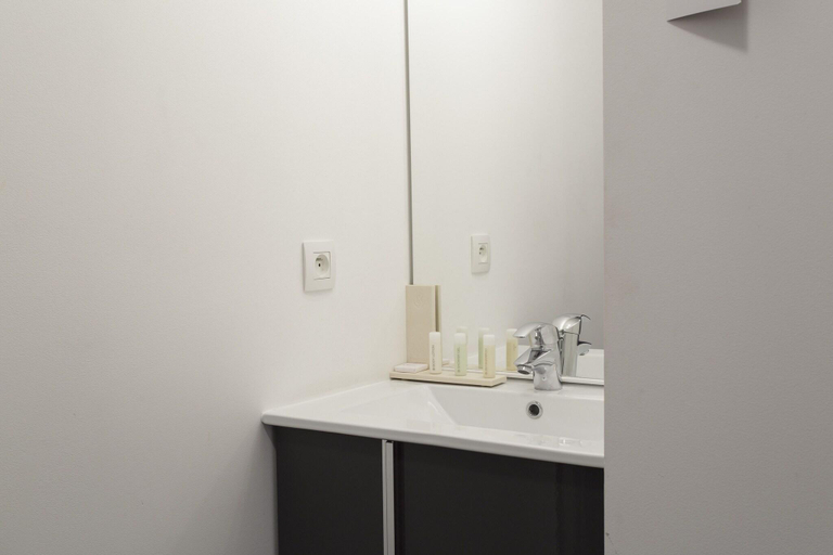 Bathroom 4, Aparthotel Adagio Access Massy Palaiseau, Essonne