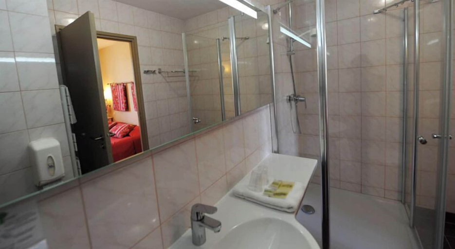 Bathroom 5, Le Relais du Bellay, Maine-et-Loire
