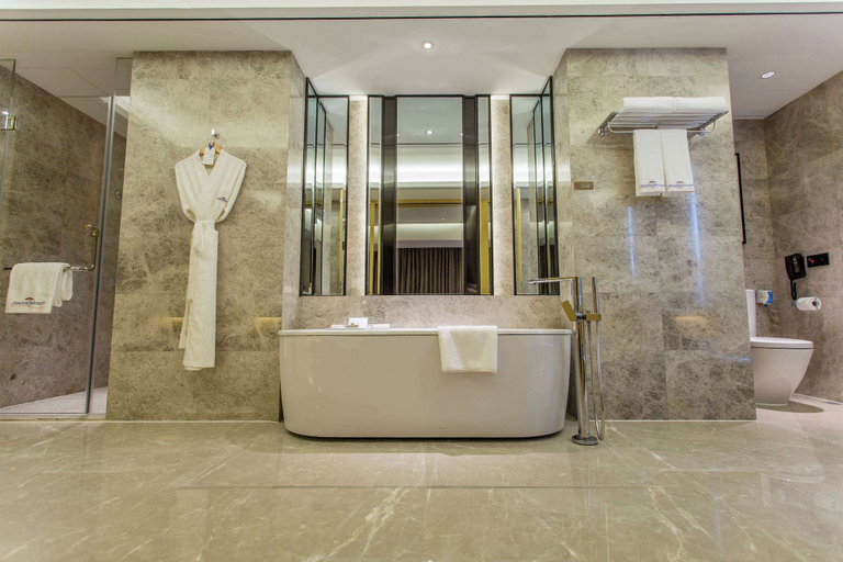 Bathroom 5, Howard Johnson by Wyndham Glory Plaza ChengHai, Shantou