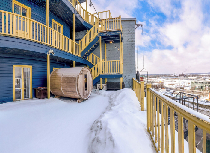 Exterior & Views
