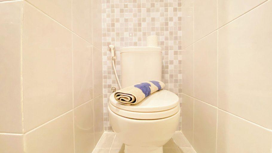 Bathroom 4, Cozy Living And Nice Studio At Tokyo Riverside Pik 2 Apartment, Tangerang