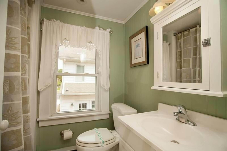 Bathroom 3, Laurel Street 201, Sussex
