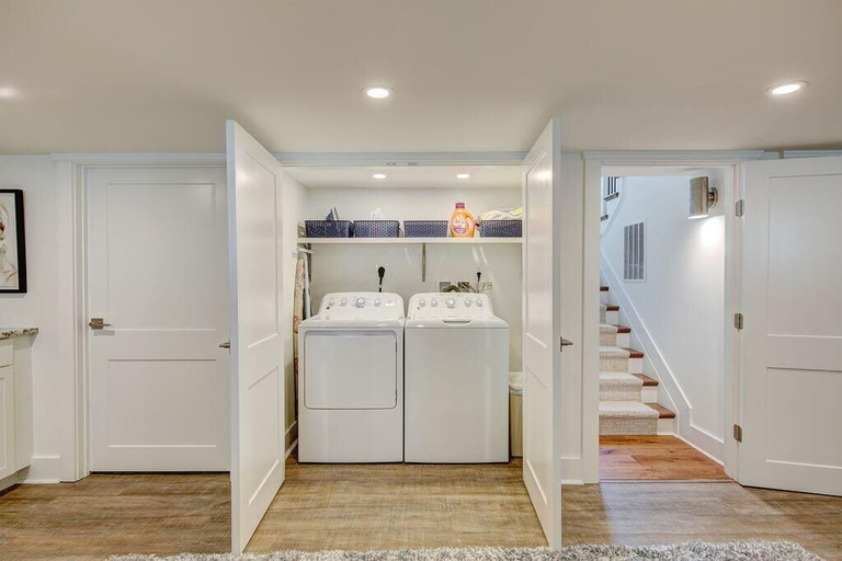 Others 5, Lake Avenue 77, Sussex