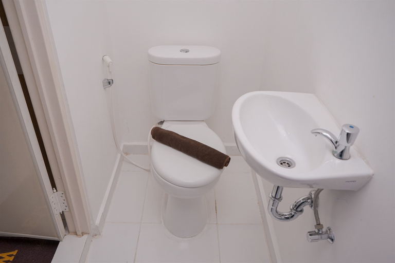 Bathroom 5, Cozy Studio Room (No Kitchen) Apartment Aeropolis Residence By Travelio, Tangerang