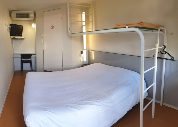 Bedroom 3, Premiere Classe Brive La Gaillarde Ouest, Corrèze
