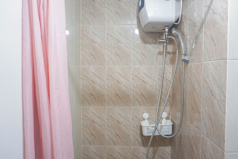 Bathroom 5, Good And Comfy 2Br Apartment At Transpark Juanda Bekasi Timur, Bekasi