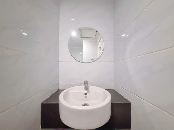 Bathroom 2, Minimalist Studio At Altuz Seturan Yogyakarta Apartment, Sleman