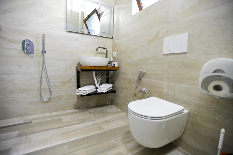 Shower 4, Vila Rivaaa, Beratit