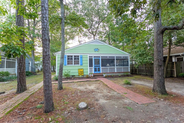 Others 1, Columbia Avenue 121, Sussex