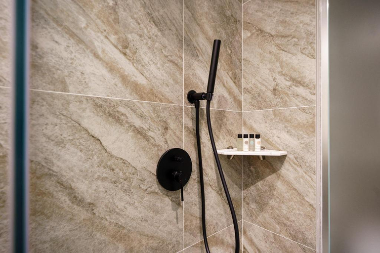 Bathroom 10