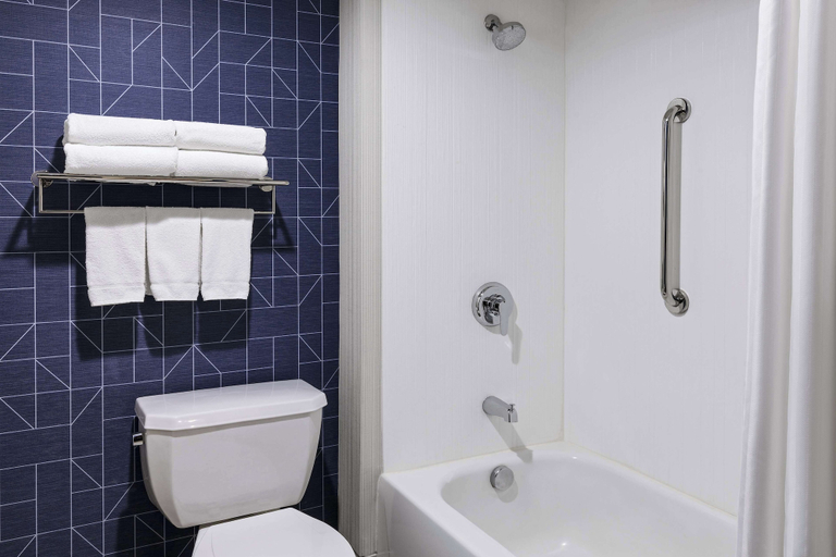 Bathroom 4, Spark by Hilton Denver International Airport, Denver
