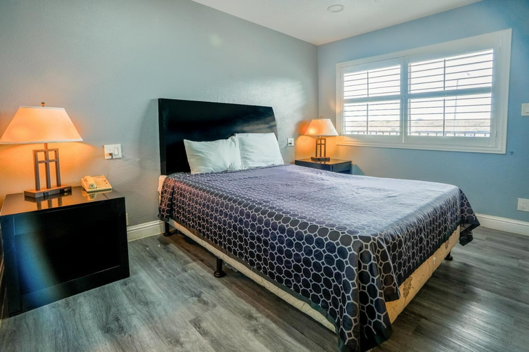 Bedroom 3, Economy Inn Buttonwillow Bakersfield I-5, Kern