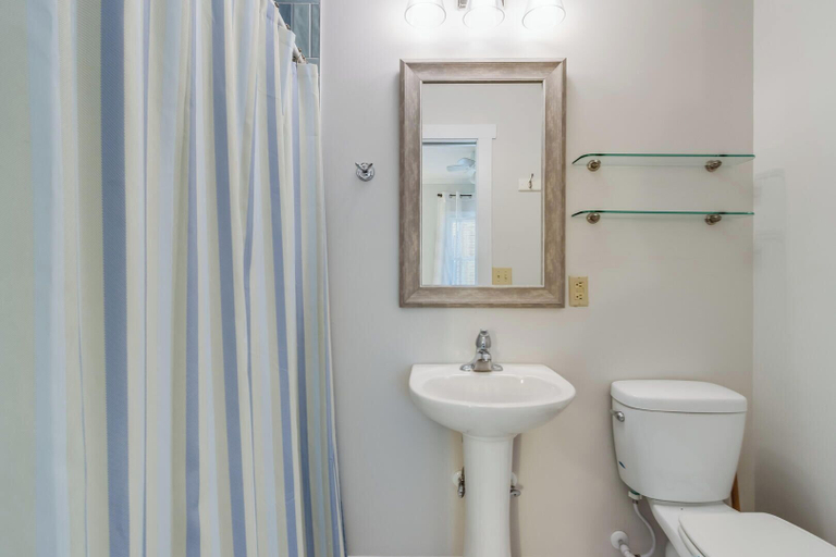 Bathroom, Maryland Gardens 19C, Sussex