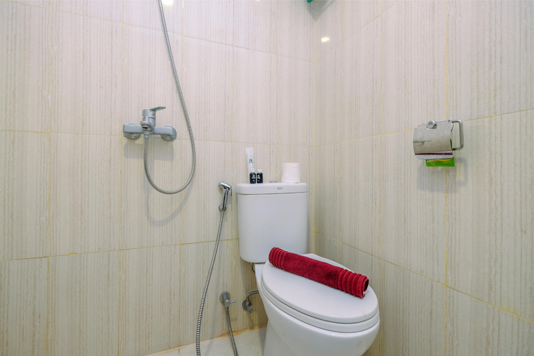Bathroom 5, Homey and Modern Studio at Sentul Tower Apartment By Travelio, Bogor