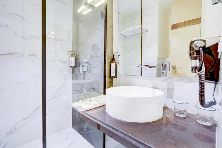 Bathroom 5, Sunday Hotel & Residences by CheckIn, Gurugram, Gurgaon