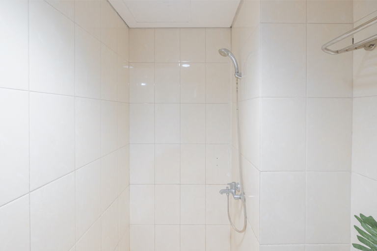 Bathroom 5, Warm and Spacious 2BR Apartment at Vittoria Residence By Travelio, West Jakarta
