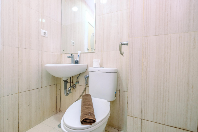 Bathroom 5, Comfort Stay Studio at 6th Floor Sentul Tower Apartment By Travelio, Bogor