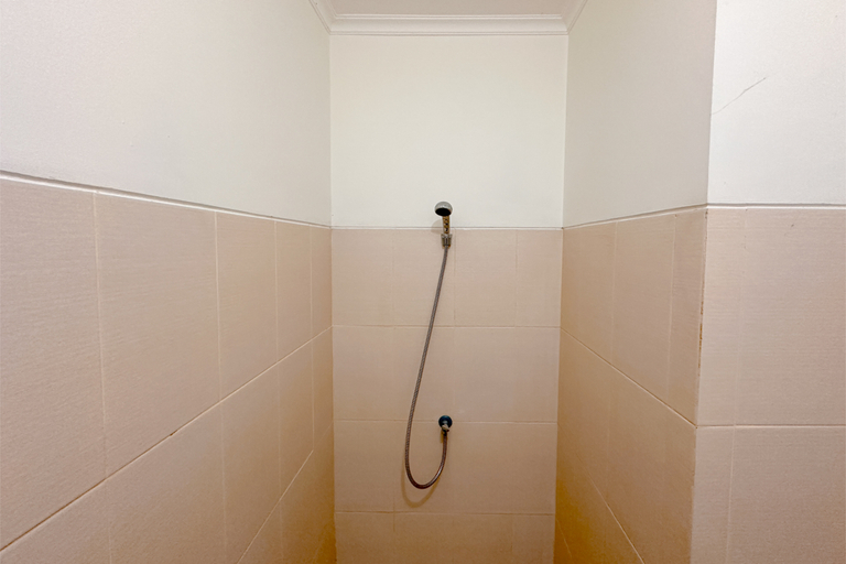 Bathroom 5, Comfortable Stay and Good Place Studio at Bale Hinggil Apartment By Travelio, Surabaya