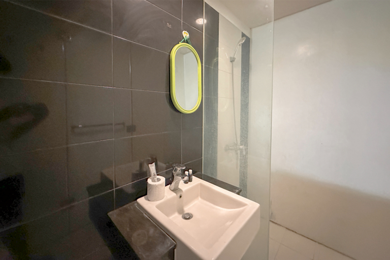 Bathroom 5, Minimalist and Cozy Studio at The Square Surabaya Apartment By Travelio, Surabaya