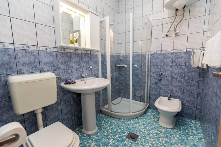 Bathroom, Apartman Villa Ljiljana 5, Crikvenica