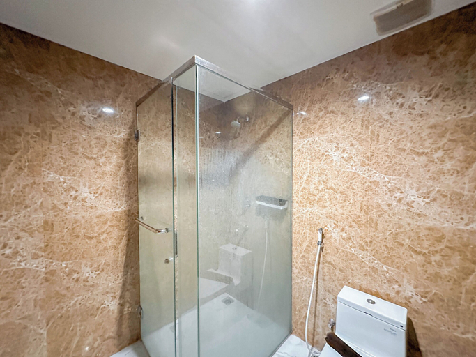 Bathroom 3, Pleasant And Strategic 1Br At Grand Sungkono Lagoon Apartment, Surabaya