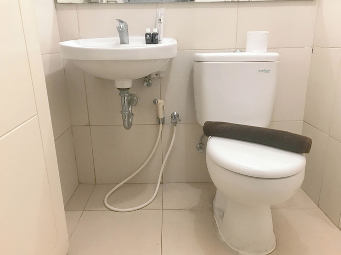 Bathroom 5, Good Concept Studio At Tanglin Supermall Mansion Apartment, Surabaya